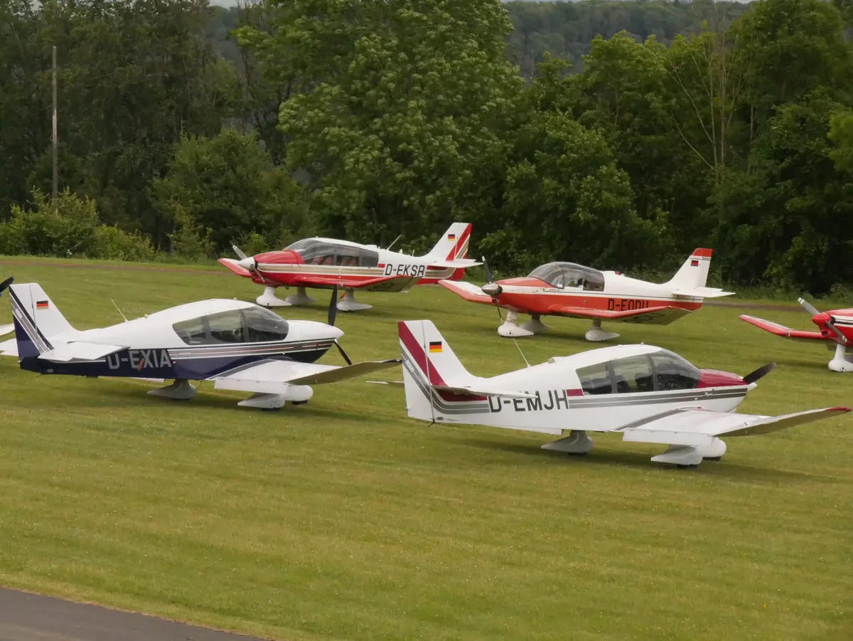 Robin-Flugzeuge beim Fly-In auf dem Gras abgestellt